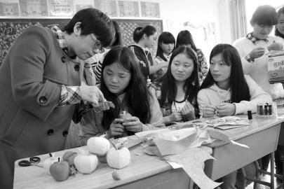 遂寧市職業技術學校教師正在教授學前教育專業的學生學習手工剪裁。