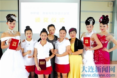 2014年全國職業院校中職組美發與形象設計專業技能大賽，大連女子職專學生任雪娜、丁琳琳、張東奇分獲兩金一銀的佳績，指導教師趙舒琪、于竺平獲評優秀指導教師。