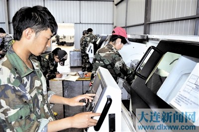 長興島職校數控專業的學生在實訓操作。