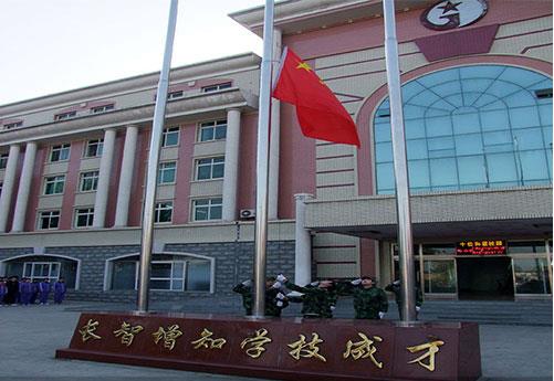 保定新興工業技工學校是全日制學校嗎？學校提供住宿嗎？